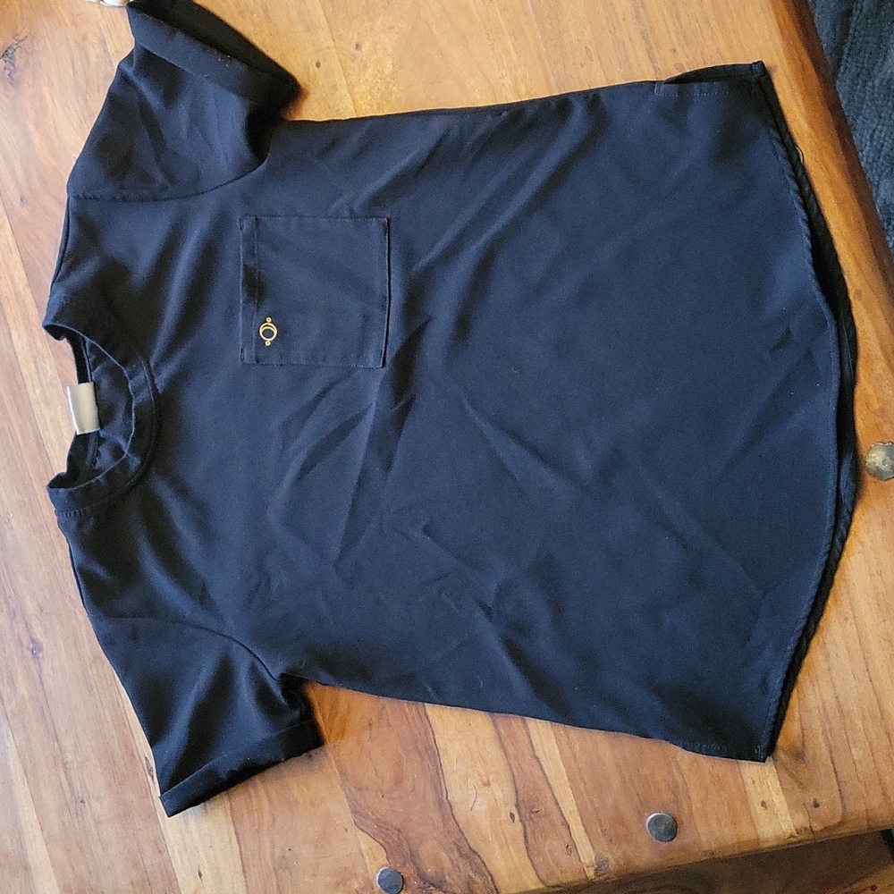 Luuna scrub top
